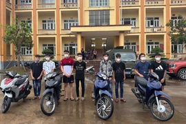 Nhầm lẫn khi tìm chém đối thủ, 3 người đi đường phải nhập viện