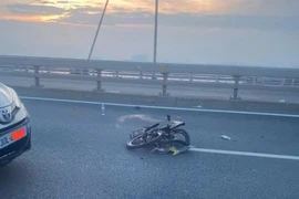 Người đàn ông tử vong khi đạp xe ngược chiều trên cầu Nhật Tân, trách nhiệm tài xế?