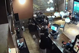 Xác minh vụ nhân viên quán cà phê ở Hà Nội bị hành hung khi nhắc khách không hút thuốc 