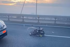 Người đàn ông tử vong khi đạp xe ngược chiều trên cầu Nhật Tân, trách nhiệm tài xế?