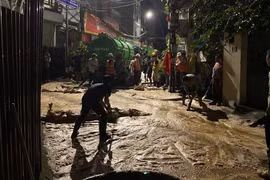 Cận cảnh hiện trường bùn nhão phun trào trong đêm tại ngõ Núi Trúc