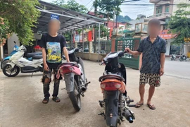 Nhóm thanh niên "bốc đầu" xe máy quay video đăng lên mạng ở Tuyên Quang