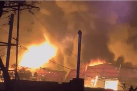 Xưởng nhựa bốc cháy dữ dội trong đêm ở Hưng Yên