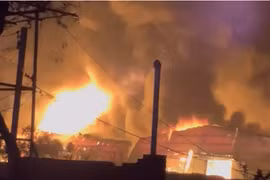 Xưởng nhựa bốc cháy dữ dội trong đêm ở Hưng Yên