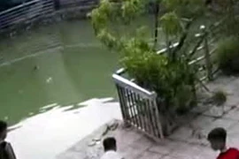 Ra gần giếng làng để chơi, 2 anh em ruột bị đuối nước tử vong