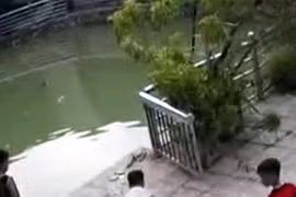 Ra gần giếng làng để chơi, 2 anh em ruột bị đuối nước tử vong