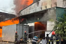 Cháy lớn tại xưởng bánh kẹo 700m2 lúc rạng sáng ở Hà Nội