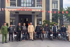 Xử lý nhóm thanh, thiếu niên đầu trần vượt chốt kiểm soát giao thông