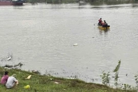 Tìm thấy thi thể người đàn ông rơi từ trên tàu xuống sông Đáy
