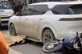 Ô tô lùi trúng 2 người khiến 1 phụ nữ tử vong trên phố Hà Nội