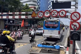 Tài xế điều khiển xe khách đi lên cầu vượt Tây Sơn nhận kết đắng