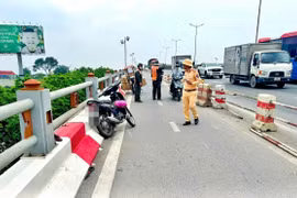 Truy tìm ô tô liên quan đến vụ tai nạn trên cầu Thanh Trì