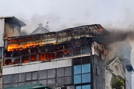 Cháy tum nhà 5 tầng trên phố Hà Nội, cột khói cao hàng chục mét