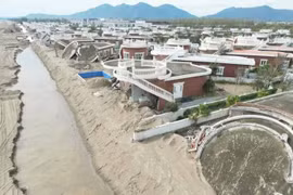 Bộ Xây dựng yêu cầu làm rõ vụ sập hàng loạt villa ở Hà Tĩnh sau bão số 10