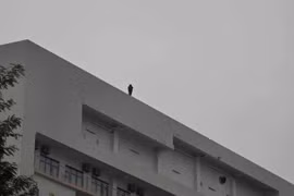 Giải cứu thiếu nữ có ý định tự tử tại Bệnh viện Bạch Mai