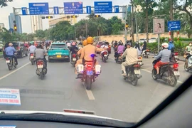 CSGT dùng xe chuyên dụng mở đường đưa cháu bé đi cấp cứu 