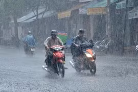 Áp thấp nhiệt đới sắp vào Biển Đông, Nam Trung Bộ dự báo mưa lớn