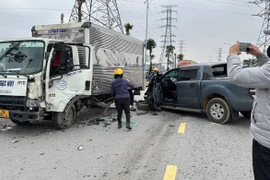 Tai nạn liên hoàn hoàn trên phố Hà Nội, ô tô bán tải biến dạng phần đầu