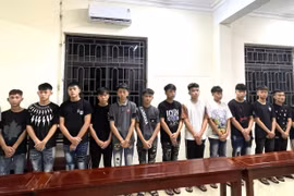 Hai nhóm đối tượng lạng lách, đánh võng, ném vỏ chai bia, rượt đuổi đánh nhau