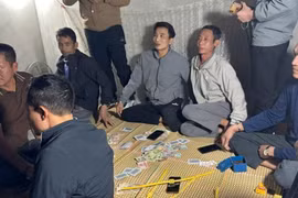 Bắt quả tang 7 đối tượng đánh bạc bằng hình thức chơi liêng ở Lạng Sơn