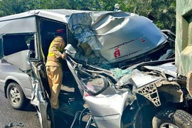 Tai nạn liên hoàn giữa 3 ô tô, một phụ nữ mắc kẹt trên xe khách ở Hà Nội