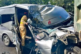 Tai nạn liên hoàn giữa 3 ô tô, một phụ nữ mắc kẹt trên xe khách ở Hà Nội