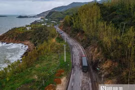 Hơn 200 km cao tốc “đắp chiếu”, tài xế gồng mình trên quốc lộ quá tải
