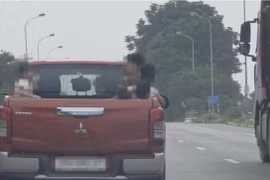 Lập biên bản xử phạt tài xế chở 6 trẻ em trên thùng xe ô tô