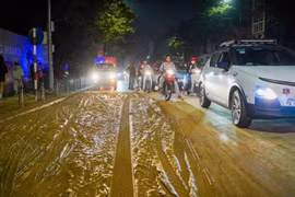 Xử phạt tài xế xe tải làm rơi vãi bùn đất xuống đường, nhiều người bị ngã