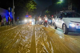 Xử phạt tài xế xe tải làm rơi vãi bùn đất xuống đường, nhiều người bị ngã