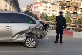 Nữ tài xế ô tô đâm liên hoàn ở cầu vượt Vọng, 1 người tử vong