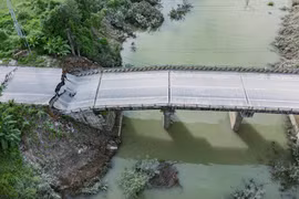 Sụt lún gây sập, đứt gãy đường dẫn lên cầu Tát Luông