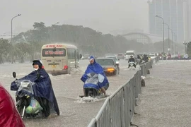 Bão Matmo sức gió đang giật cấp 13, dự báo 2 kịch bản bão đổ bộ