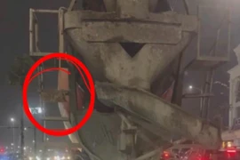 Xử phạt 23 triệu với tài xế xe trộn bê tông vì biển số bị bùn đất che lấp