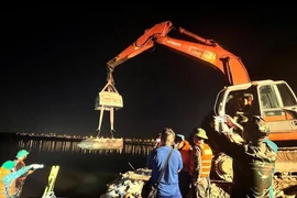 Trục vớt và di dời hai quả bom hơn 1,3 tấn gần cầu Long Biên