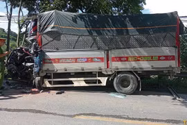 Xe tải biến dạng phần đầu sau va chạm với ô tô khách ở Tuyên Quang