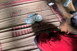 Bắt 3 đối tượng đánh bạc bằng hình thức xóc đĩa trong nhà bỏ hoang tại Lạng Sơn