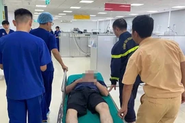Công an Hà Nội cứu nam thanh niên rơi xuống sông Hồng