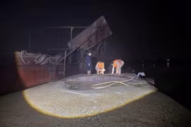 Bắt giữ 2 phương tiện khai thác cát trái phép trên sông Cầu ở Hà Nội