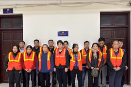 Triệt phá sới bạc trên thuyền neo giữa sông Hồng ở Hà Nội