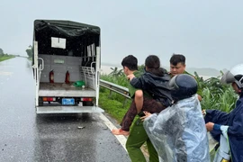 Cứu người phụ nữ nằm bất động ven đường trong mưa lớn
