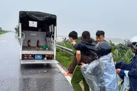 Cứu người phụ nữ nằm bất động ven đường trong mưa lớn