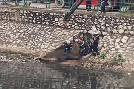 Phát hiện thi thể nam giới đang phân hủy nổi trên sông Tô Lịch