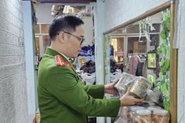 Thu giữ số lượng lớn thực phẩm không rõ nguồn gốc ở Lạng Sơn