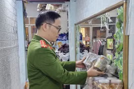 Thu giữ số lượng lớn thực phẩm không rõ nguồn gốc ở Lạng Sơn