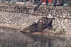 Phát hiện thi thể nam giới đang phân hủy nổi trên sông Tô Lịch