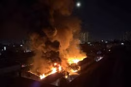 Cháy xưởng tinh dầu ở Hà Nội, cột khói cao kèm tiếng nổ lớn