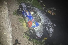 Ô tô con lao xuống sông Nhuệ, tài xế may mắn thoát nạn ở Hà Nội