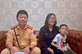 CSGT tìm người thân cho bé trai đi lạc ở bến xe Mỹ Đình