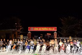 Triệu tập 33 đối tượng cầm vỏ chai bia ném nhau ở Ninh Bình